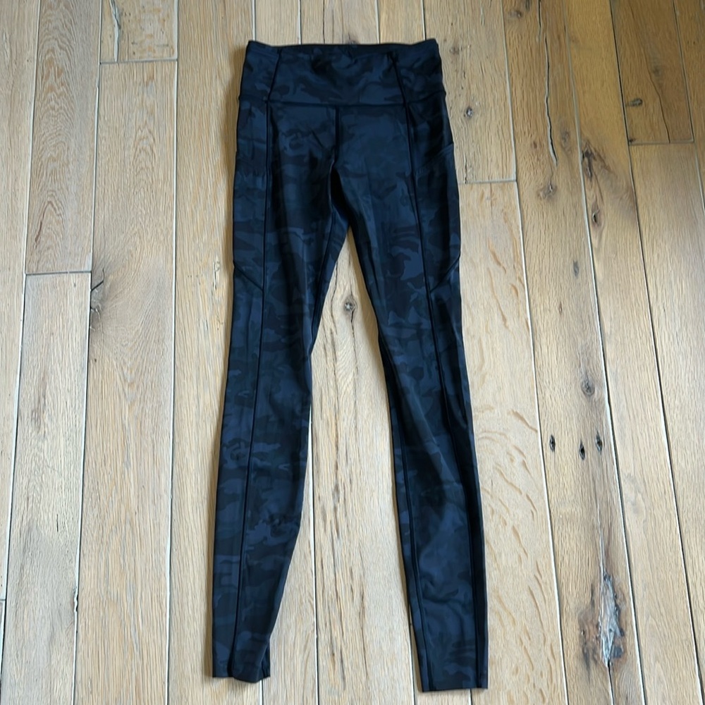 Lululemon black Camo 31” leggings with side pockets